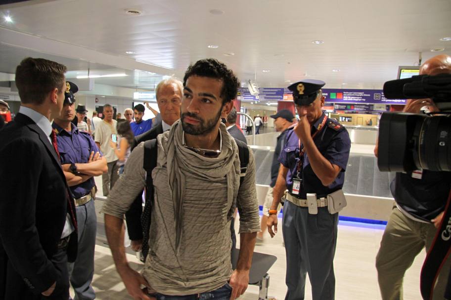 Salah osserva con curiosit i tifosi che lo stanno aspettando: un clima di grande calore, dopo gli insulti ricevuti sui profili social da quelli della Fiorentina. Ansa